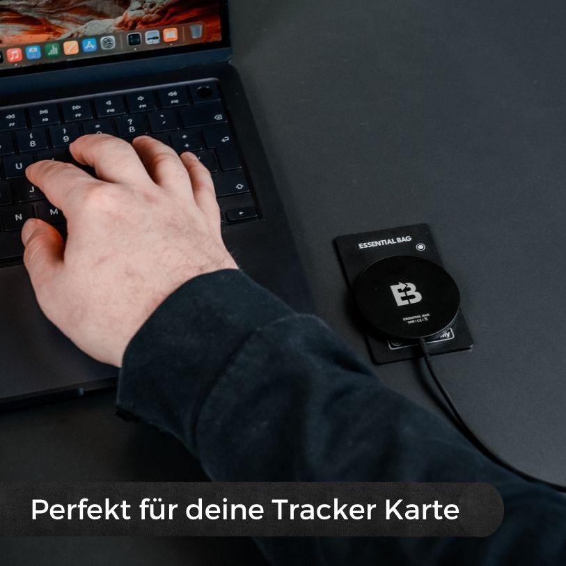 Induktives Ladekabel mit Tracker Karte 3.0 auf dem Schreibtisch